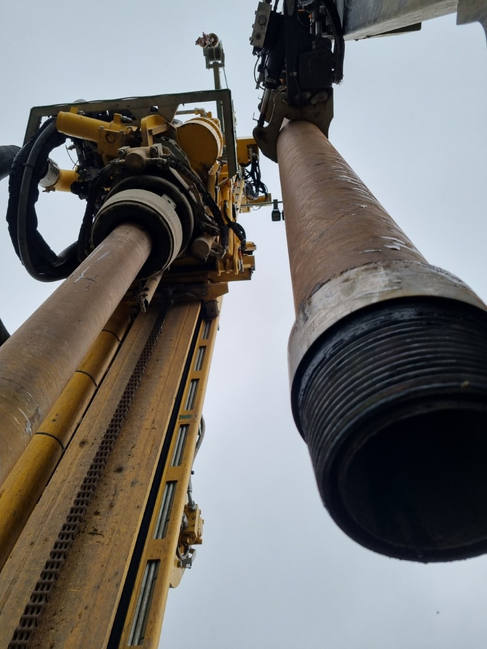 Detailaufnahme Brunnenbohrung Rohr Richtung Himmel