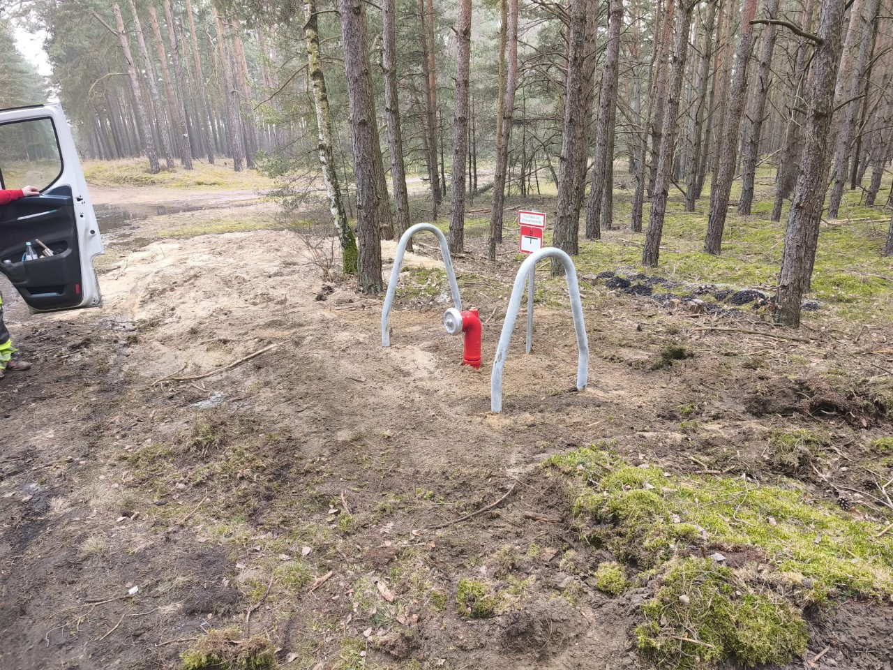 Löschwasserstelle mit Überfahrschutzbügel im Wald