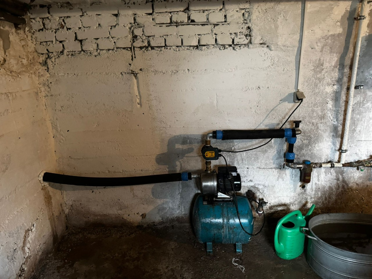 Gartenbrunnen Pumpe in Schuppen