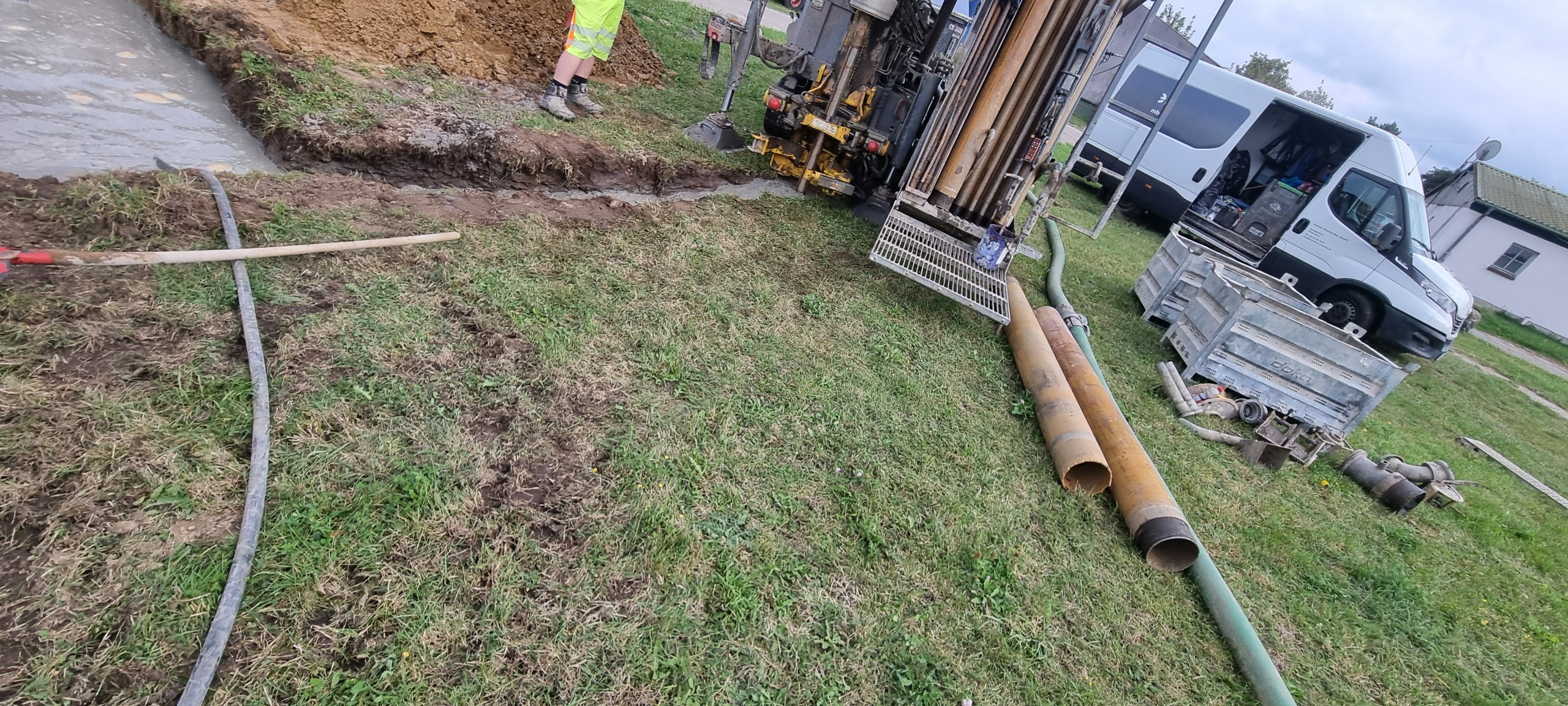 Bau eines Kühlwasserbrunnens - Aushub Wasserleitung