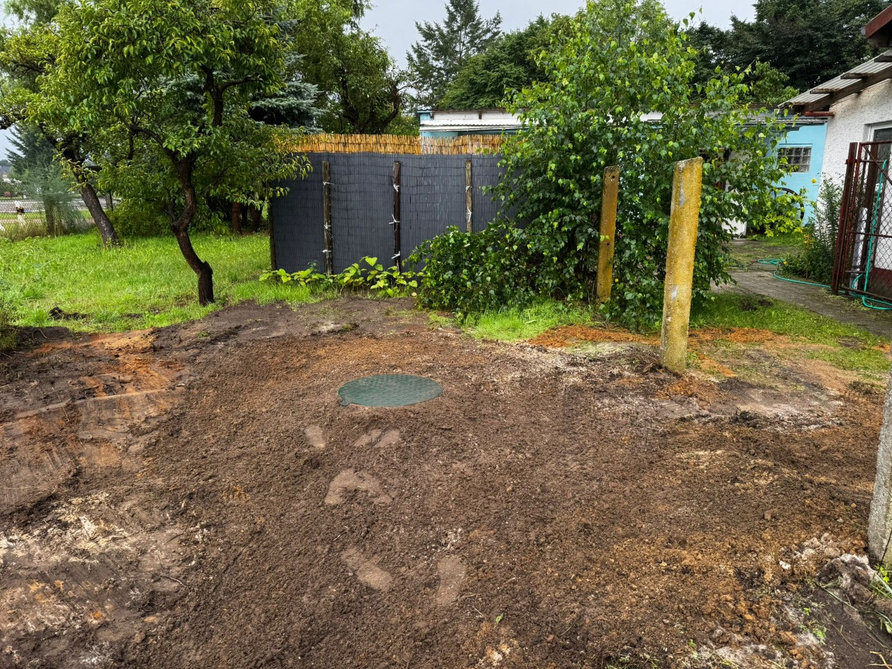 Neuer Gartenbrunnen verschlossen auf Gartenniveau