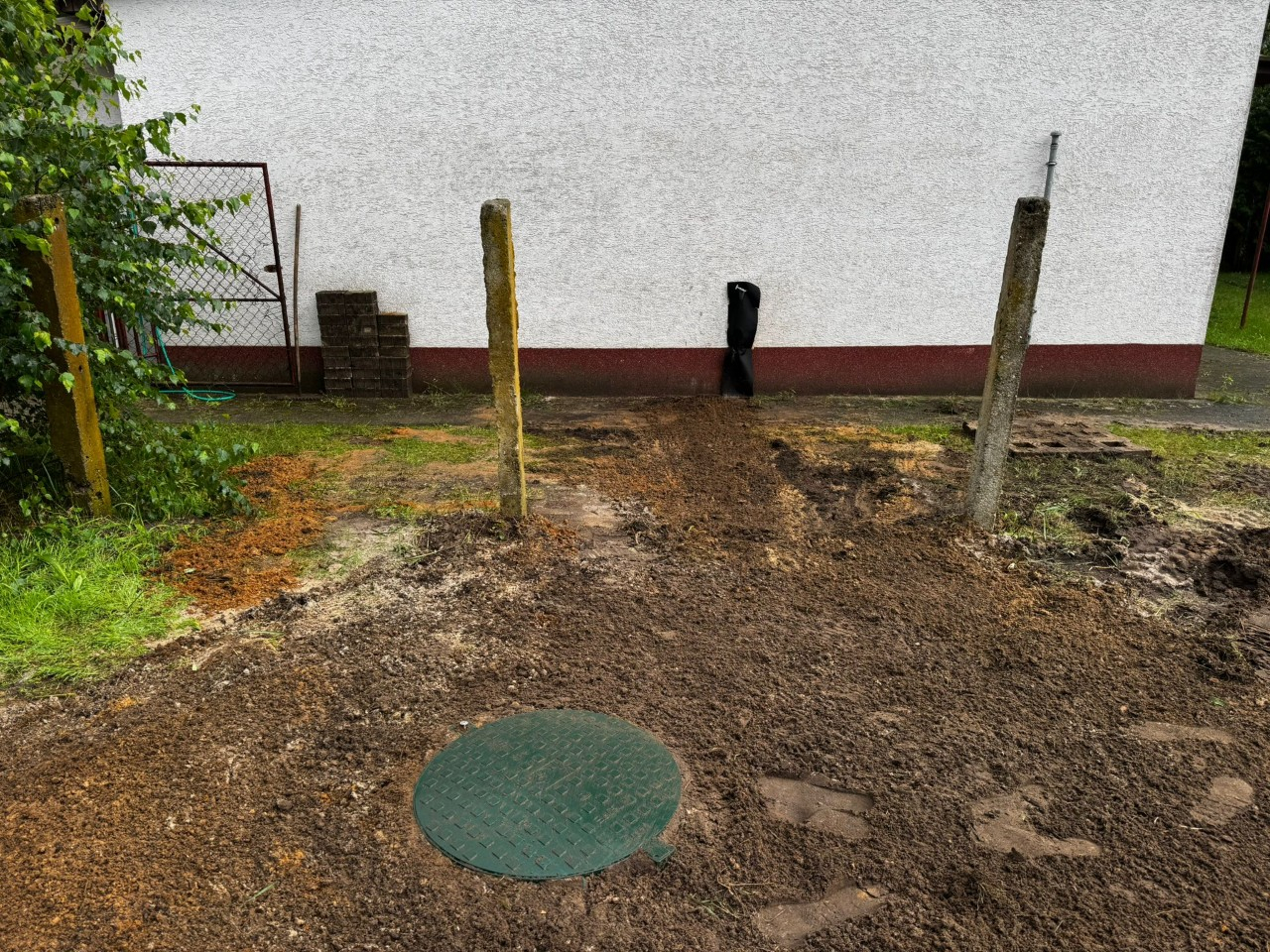 Gartenbrunnen verschlossen mit grünem Deckel
