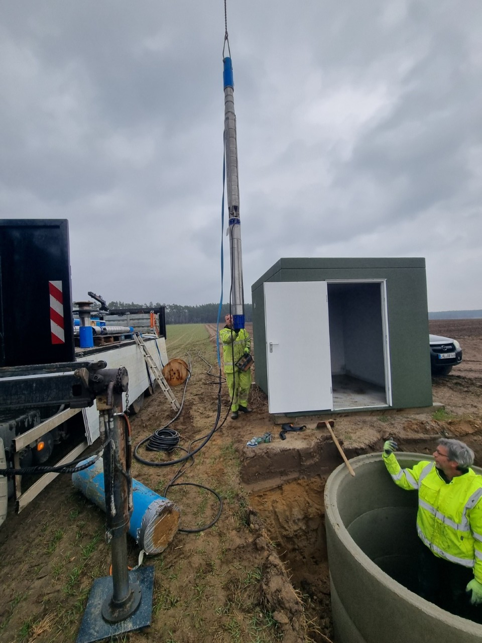 Brunnenbau mit Kran - Einsatz der Pumpe