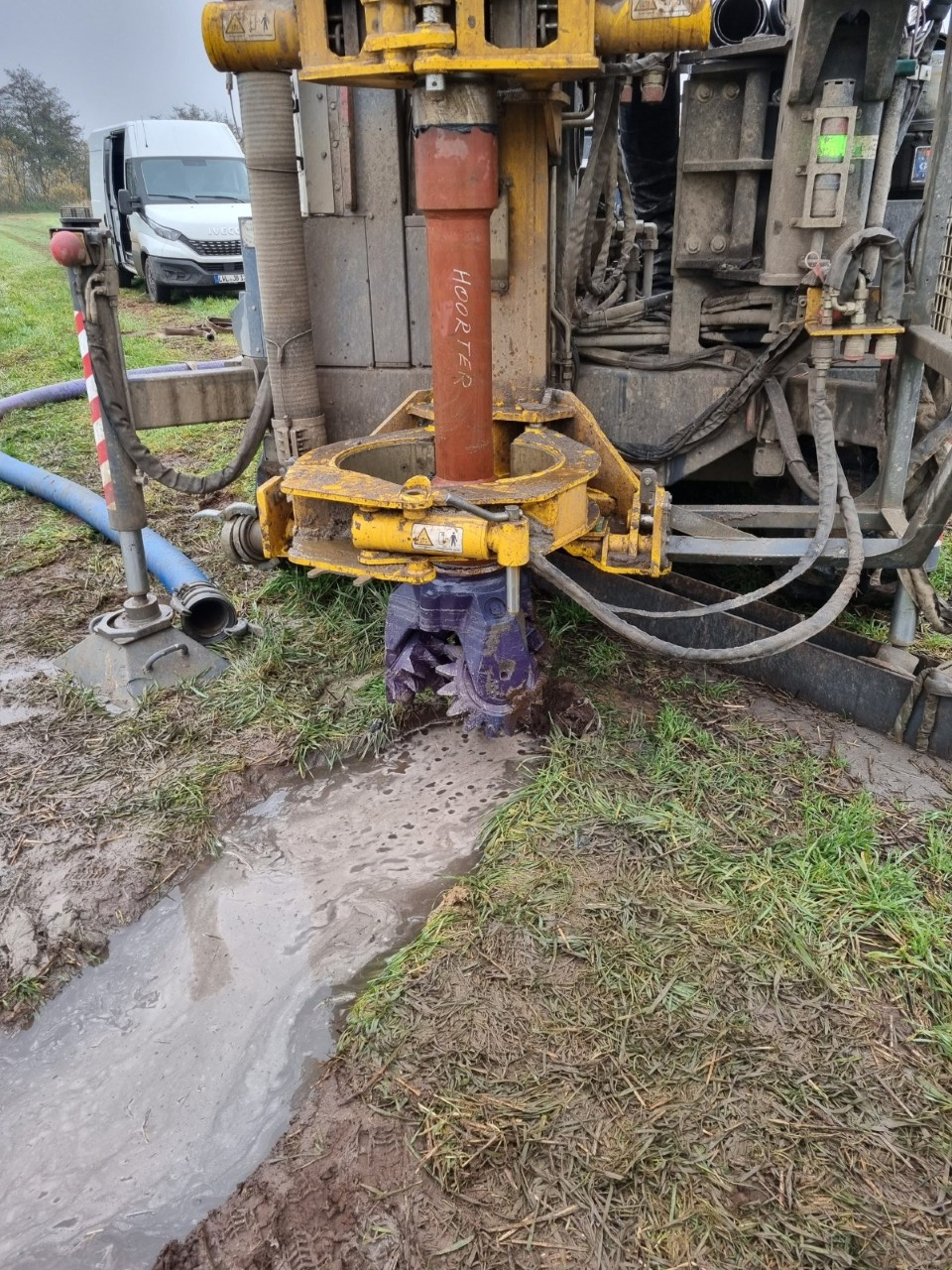 Bohrkopf Brunnenbohrung auf nasser Wiesenfläche über der Erde